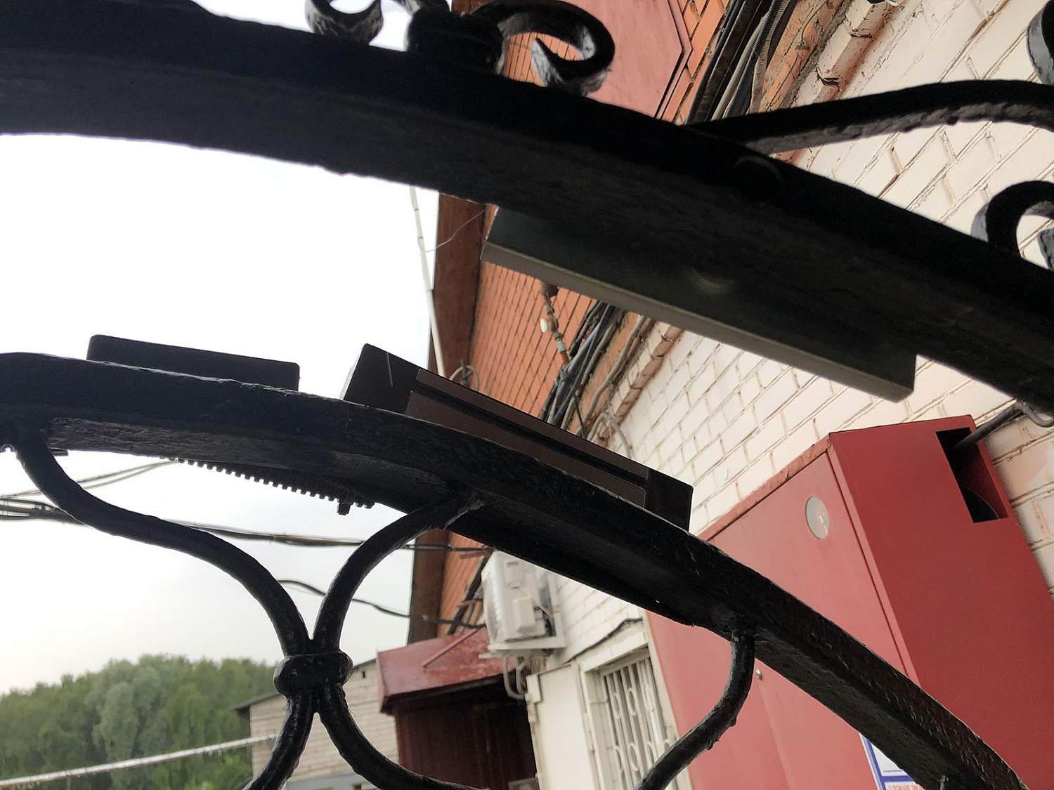 крепление электромагнитного замка и ответной части